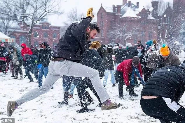 恐怖! 破纪录雪灾席卷北美 疫苗接种被迫中断 民众冒毒扎堆打雪仗!