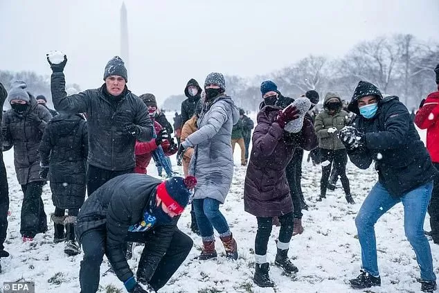 恐怖! 破纪录雪灾席卷北美 疫苗接种被迫中断 民众冒毒扎堆打雪仗!