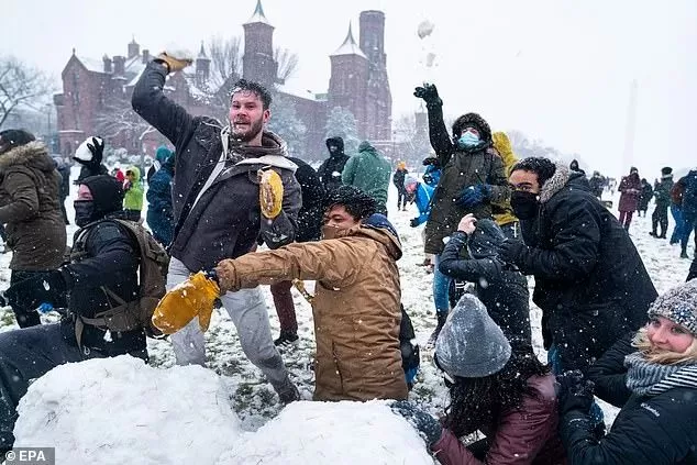 恐怖! 破纪录雪灾席卷北美 疫苗接种被迫中断 民众冒毒扎堆打雪仗!