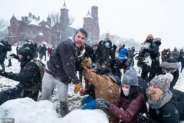 恐怖! 破纪录雪灾席卷北美 疫苗接种被迫中断 民众冒毒扎堆打雪仗!