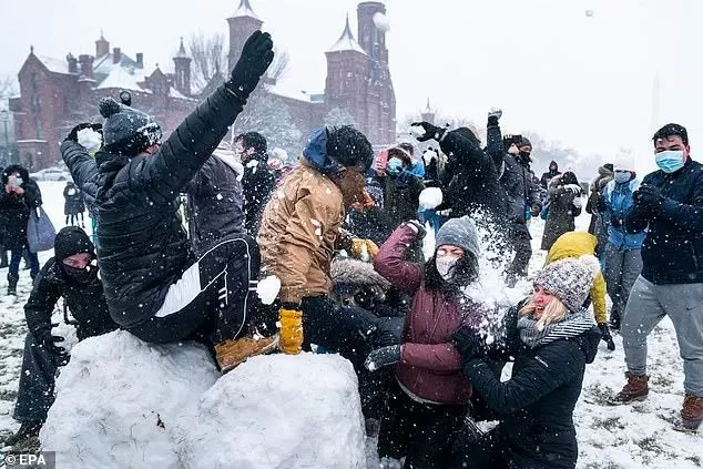 恐怖! 破纪录雪灾席卷北美 疫苗接种被迫中断 民众冒毒扎堆打雪仗!