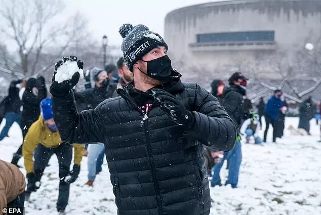 恐怖! 破纪录雪灾席卷北美 疫苗接种被迫中断 民众冒毒扎堆打雪仗!