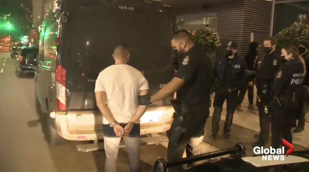 作死! 加拿大唐人街赌场遭一锅端 多名华裔当场被捕! 现金没收面临刑控!
