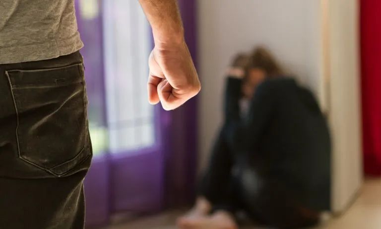 惨剧! 华人外卖小哥和白人美女同居 下狠手暴揍威胁 女友崩溃自杀!