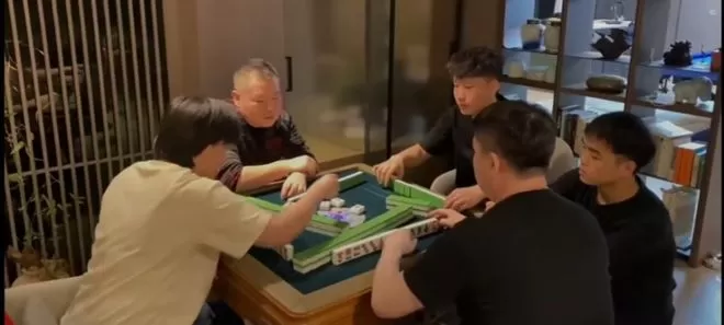 岳云鹏晒与张鹤伦搓麻将闹剧 意外曝光豪宅内景