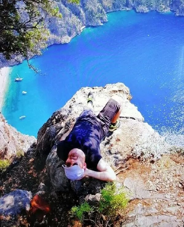 恐怖! 夫妇旅游胜地自拍 丈夫突将娇妻推下悬崖 一尸两命 只为7万元 社会 第2张