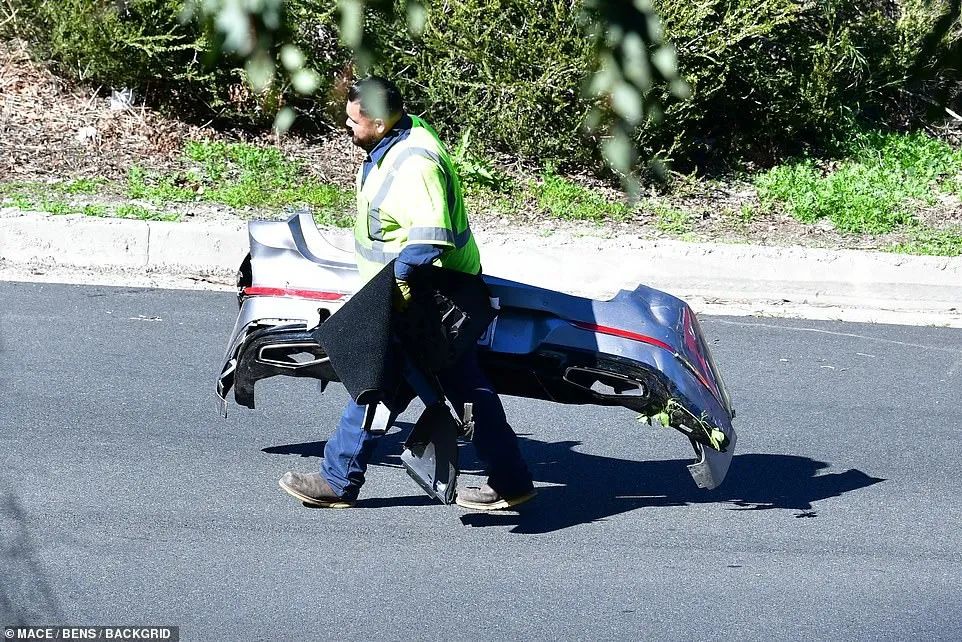 突发! 老虎伍兹遭遇重大车祸 双腿重伤! 被从撞烂豪车拉出后说: 我叫老虎 新闻 第6张