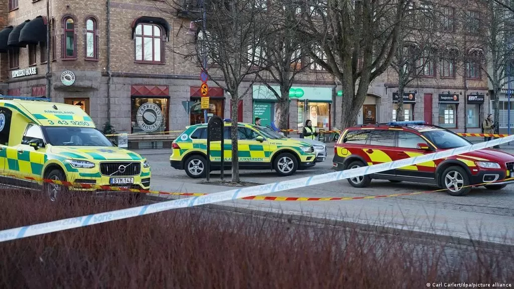 突发! 市中心疑爆恐袭 20岁男子当街连砍8人 民众尖叫逃命!