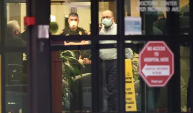 人伦惨剧! 64岁华裔男子开枪射杀妻子 医院爆头自尽! 警察: 太诡异了
