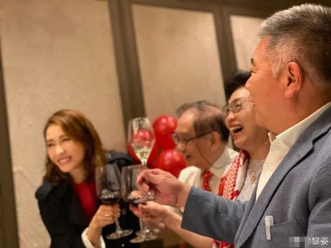 黎姿擦拭相框公开仨女儿幼时正面照 双胞胎像爸爸