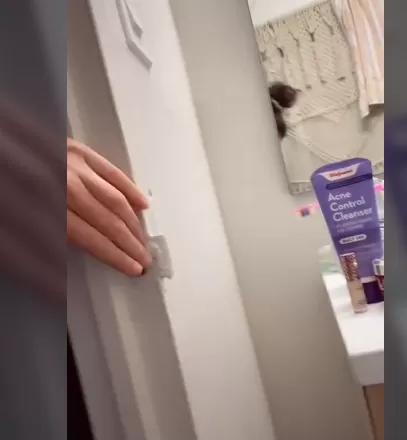 恐怖! 家里莫名阴风阵阵 妹子扒开镜子后吓呆 里面竟藏着一套房! 太诡异了 生活 第2张