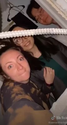 恐怖! 家里莫名阴风阵阵 妹子扒开镜子后吓呆 里面竟藏着一套房! 太诡异了 生活 第8张