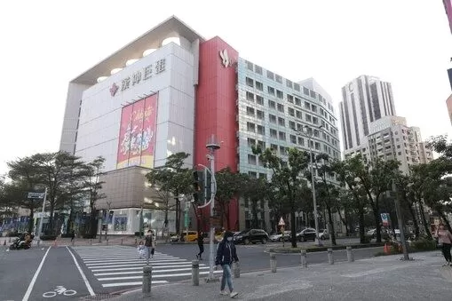 江宏杰被曝婚变后首现身 参加节目组聚餐一言不发
