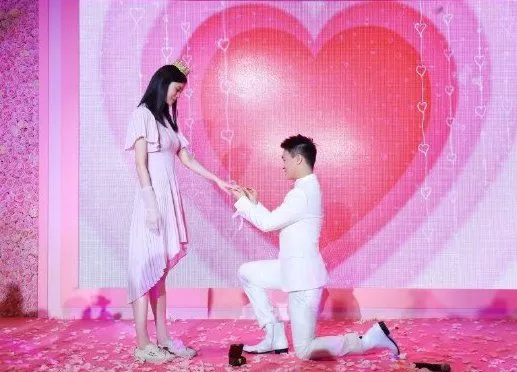 好甜！网友偶遇奚梦瑶何猷君约会 两人重回求婚地