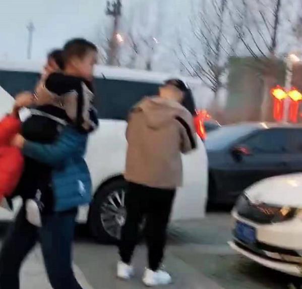 岳云鹏坐豪车现身亲戚婚礼 说错话疑曝光三胎儿子
