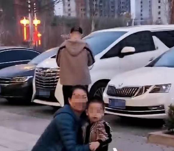 岳云鹏坐豪车现身亲戚婚礼 说错话疑曝光三胎儿子