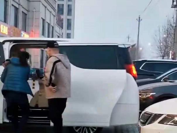 岳云鹏坐豪车现身亲戚婚礼 说错话疑曝光三胎儿子
