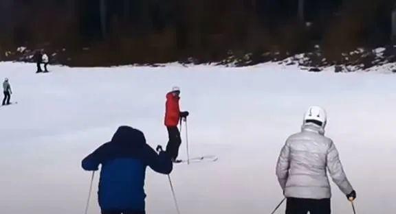 恐怖! 游客滑雪遇凶猛棕熊 教练舍身当诱饵 遭猛兽狂追 堪比电影大片! 生活 第11张