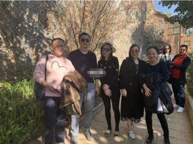 李亚鹏携女友出街恩爱十足 贴心为对方拿坐垫