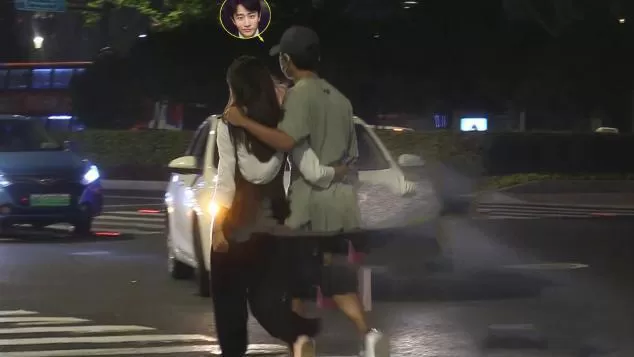 不是女友！黄轩承认搂美女：剧组聚餐 都是好友