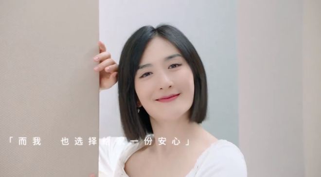 赚奶粉钱？谢娜挺孕肚拍广告 穿宽松连衣裙孕味足