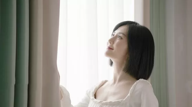 赚奶粉钱？谢娜挺孕肚拍广告 穿宽松连衣裙孕味足