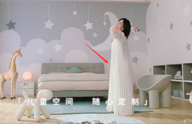 赚奶粉钱？谢娜挺孕肚拍广告 穿宽松连衣裙孕味足
