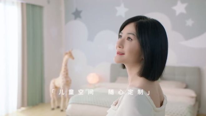 赚奶粉钱？谢娜挺孕肚拍广告 穿宽松连衣裙孕味足