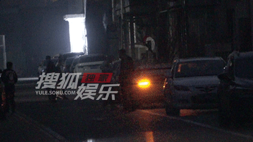 30岁鹿晗自驾豪车忙工作 爱情甜蜜步伐雀跃心情好