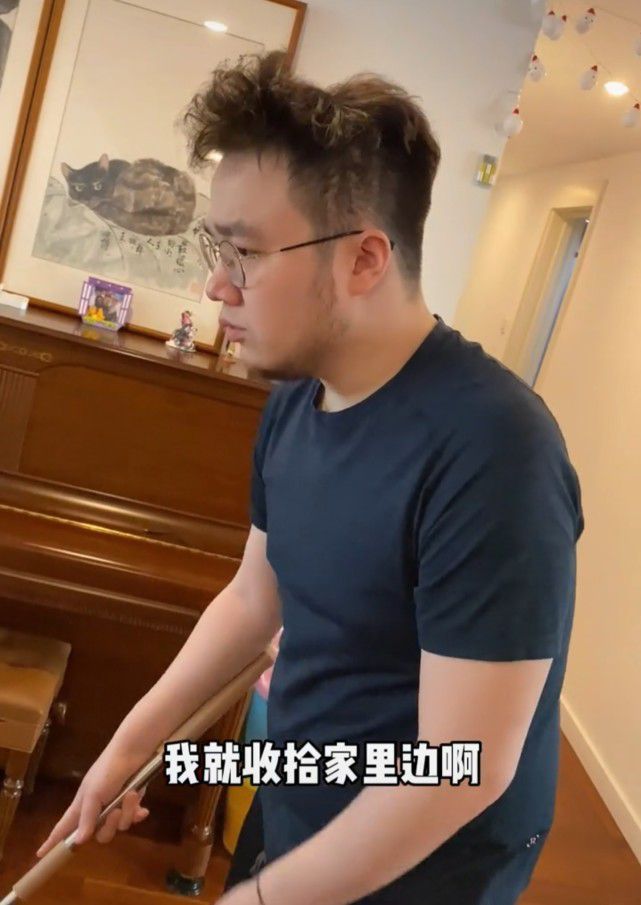 宋丹丹儿子颜值飙升被夸帅 儿媳身材好大长腿吸睛