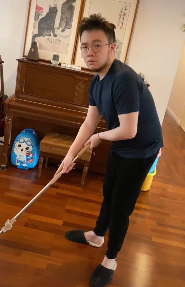 宋丹丹儿子颜值飙升被夸帅 儿媳身材好大长腿吸睛