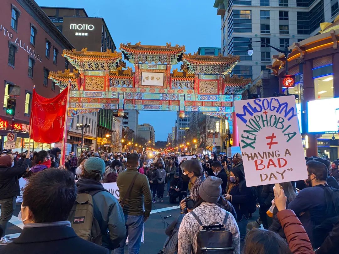 突发! 亚裔怒火燎原 多地爆发抗议! 拜登下令全国降半旗 推特热搜已炸!