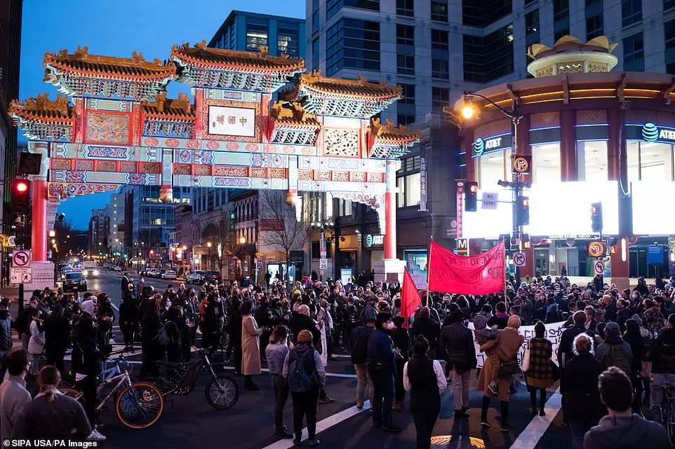 突发! 亚裔怒火燎原 多地爆发抗议! 拜登下令全国降半旗 推特热搜已炸!