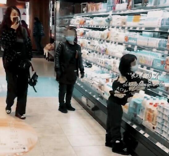 没离！洪欣张丹峰带女儿逛超市 一家三口其乐融融