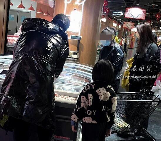 没离！洪欣张丹峰带女儿逛超市 一家三口其乐融融