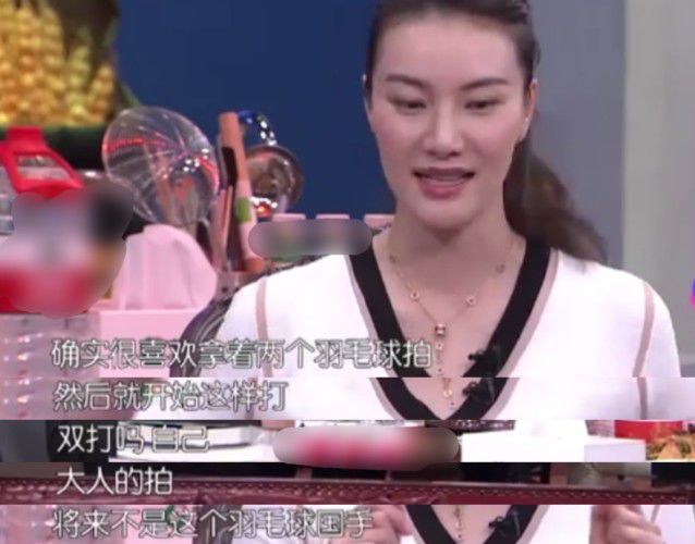 林丹老婆谢杏芳带儿子出游，戴40万手表吸睛