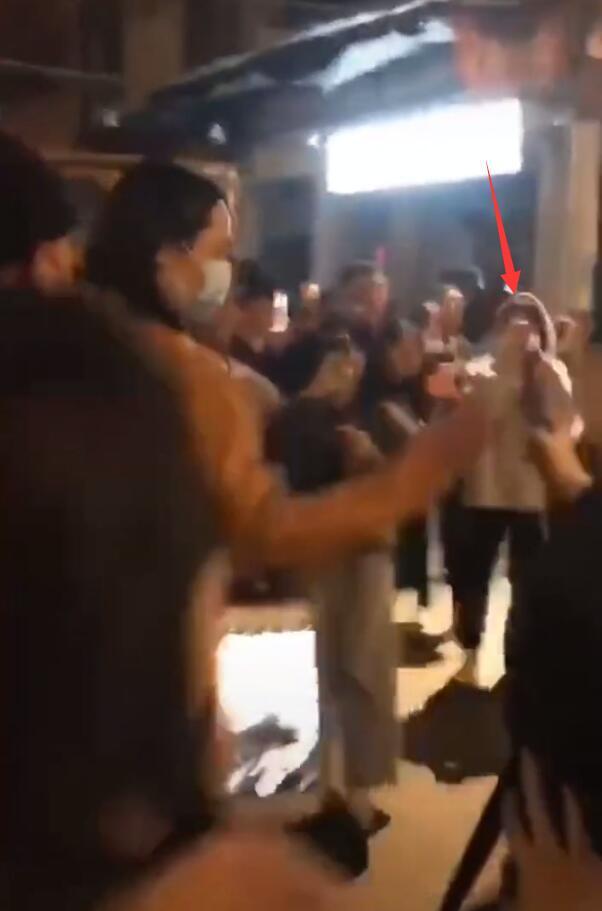 尹正拍韩寒电影现场发飙？不满被拍猛打路人手机