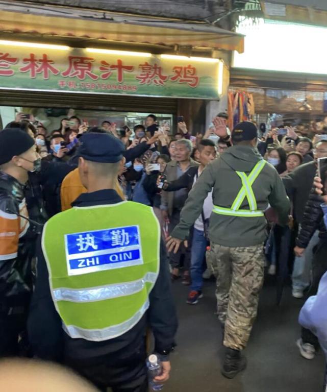 尹正拍韩寒电影现场发飙？不满被拍猛打路人手机