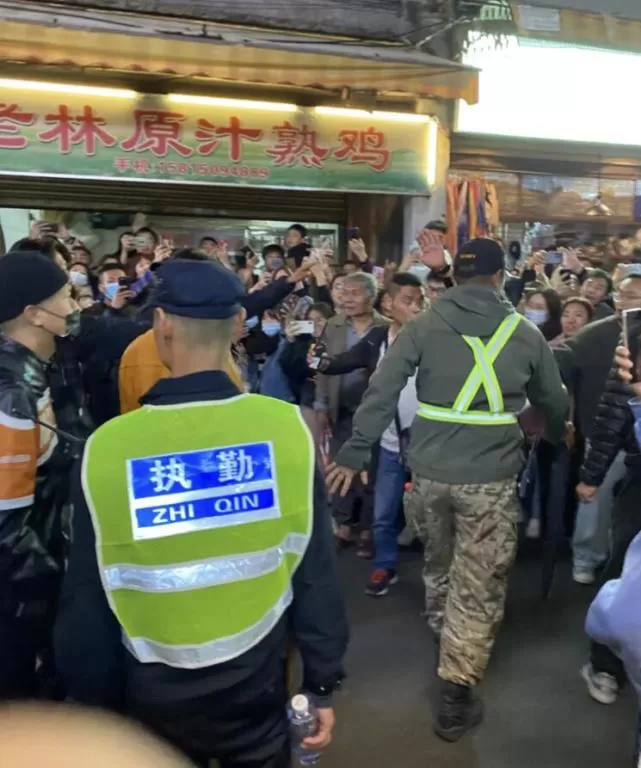 尹正拍韩寒电影现场发飙？不满被拍猛打路人手机