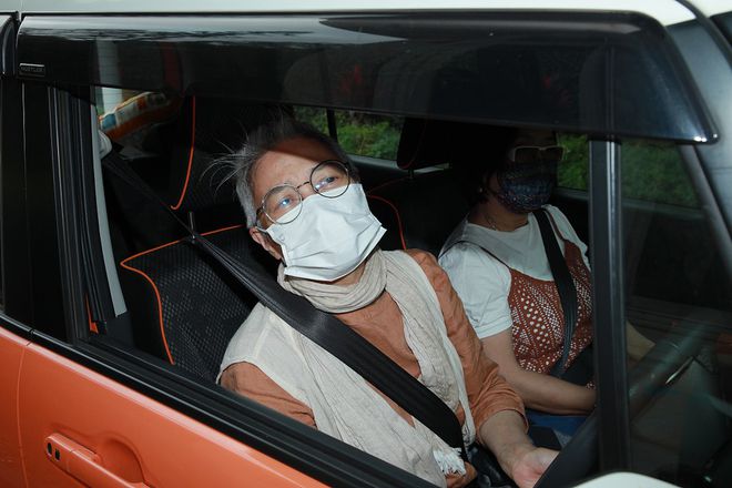 廖启智胃癌病逝 60岁妻子低调露面神情忧伤显疲惫