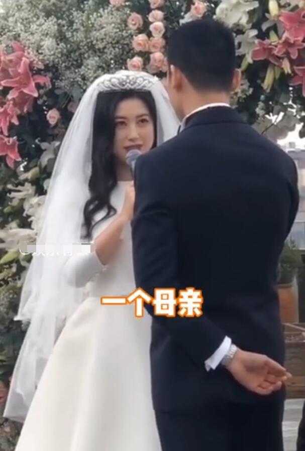 怀孕？朱珠婚后现身 穿平底鞋手捂肚子小腹微凸