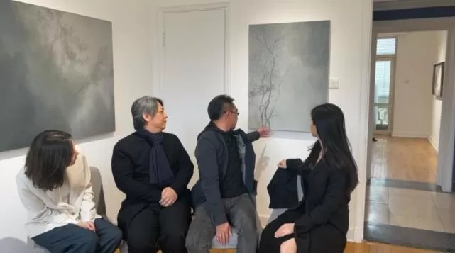 怀孕？朱珠婚后现身 穿平底鞋手捂肚子小腹微凸
