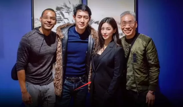 怀孕？朱珠婚后现身 穿平底鞋手捂肚子小腹微凸