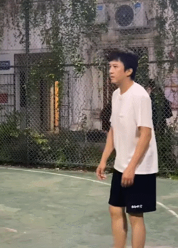 邓超回老家打篮球穿国货 粉丝热情围堵把其吓跑