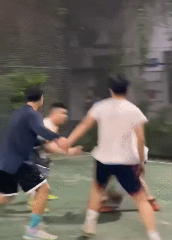 邓超回老家打篮球穿国货 粉丝热情围堵把其吓跑