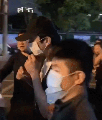 邓超回老家打篮球穿国货 粉丝热情围堵把其吓跑