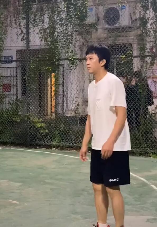 邓超回老家打篮球穿国货 粉丝热情围堵把其吓跑