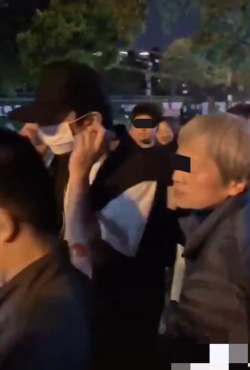 邓超回老家打篮球穿国货 粉丝热情围堵把其吓跑