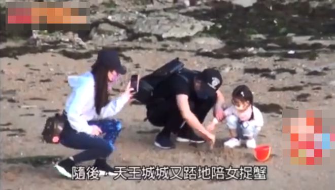 郭富城一家四口沙滩抓螃蟹 逗女儿开心帮方媛拍照
