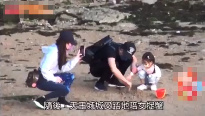 郭富城一家四口沙滩抓螃蟹 逗女儿开心帮方媛拍照